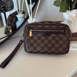 Louis Vuitton Damier Pochette Bie Macau Second Bag
Clutch Bag****AUTHENTIC*****
